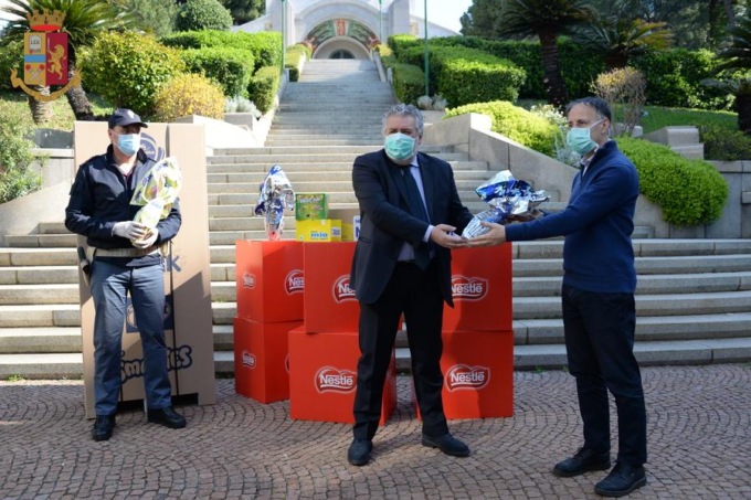 Uova di Pasqua al Gaslini di Genova in dono dalla Polizia