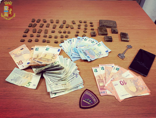 Torino: agenti liberi dal servizio arrestano pusher