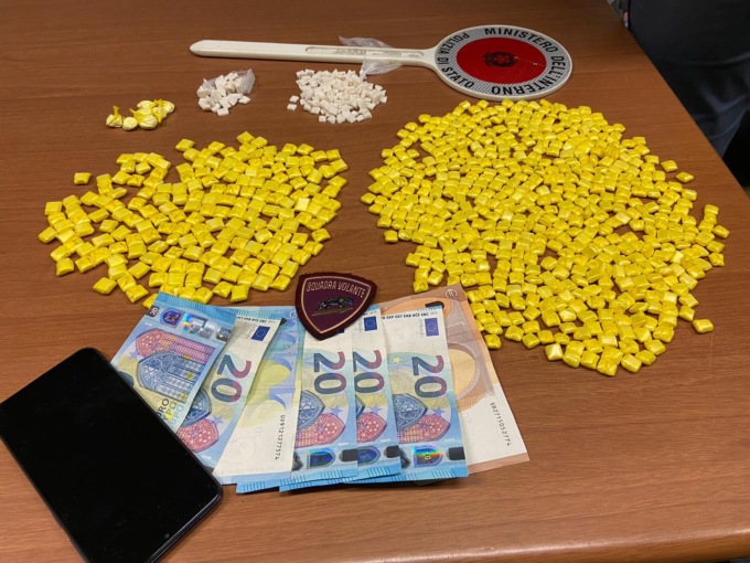 Torino: esce di casa per vendere stupefacenti nel parcheggio