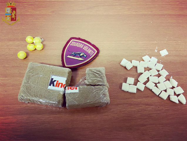 Torino: nascondevano droga in auto, arrestati due pusher