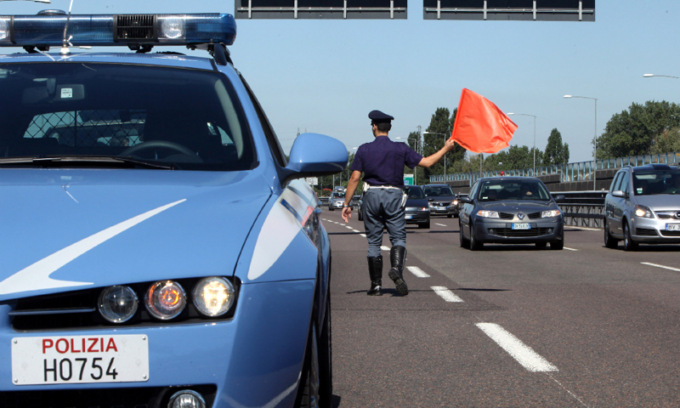 Incidente sull’A21: autista scappa. Trasportava 13 clandestini