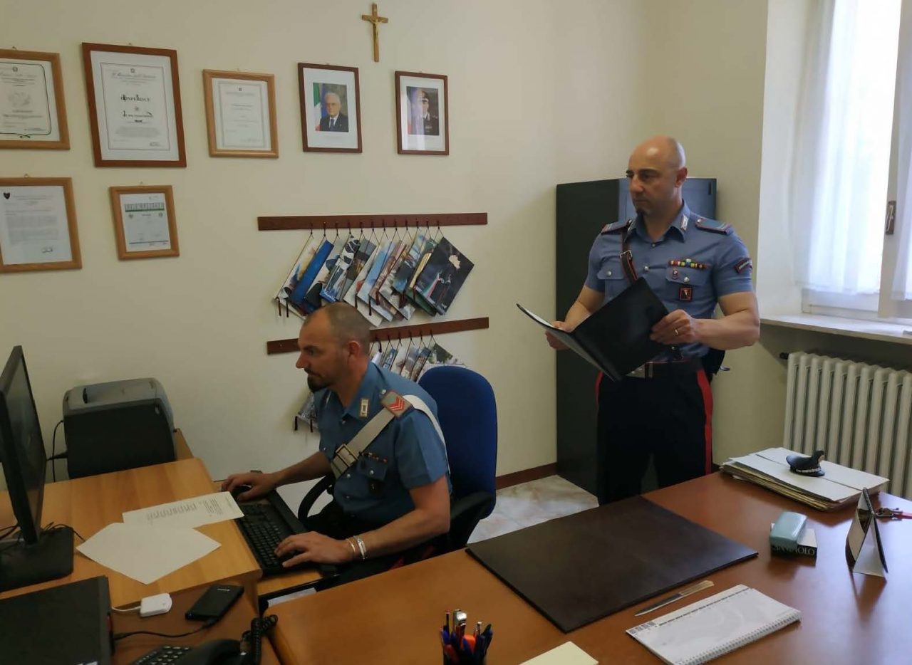 Si fanno consegnare i mobili, poi saldano con… minacce e coltelli