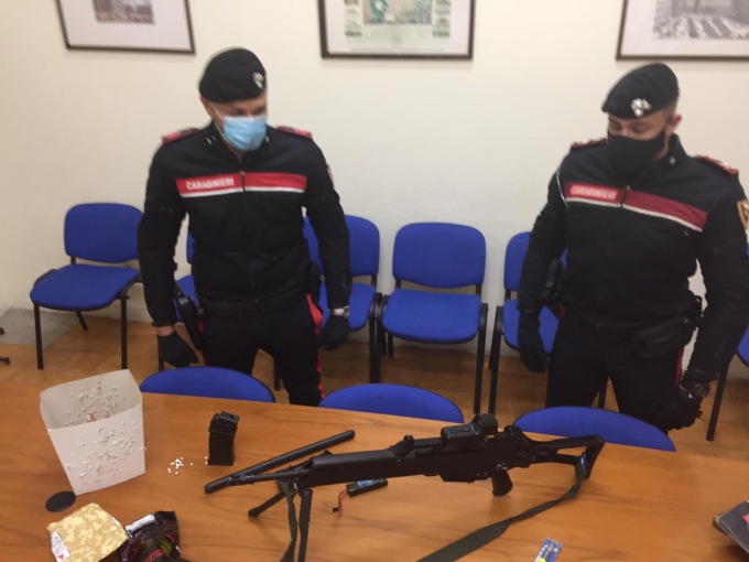 Torino: aggredisce condomina con fucile da soft-air elettrico, arrestato