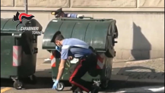 Torino: droga nascosta tra i rifiuti, arrestato pusher
