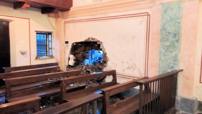 Virle (TO): perde il controllo dell’auto e sfonda la parete della chiesa