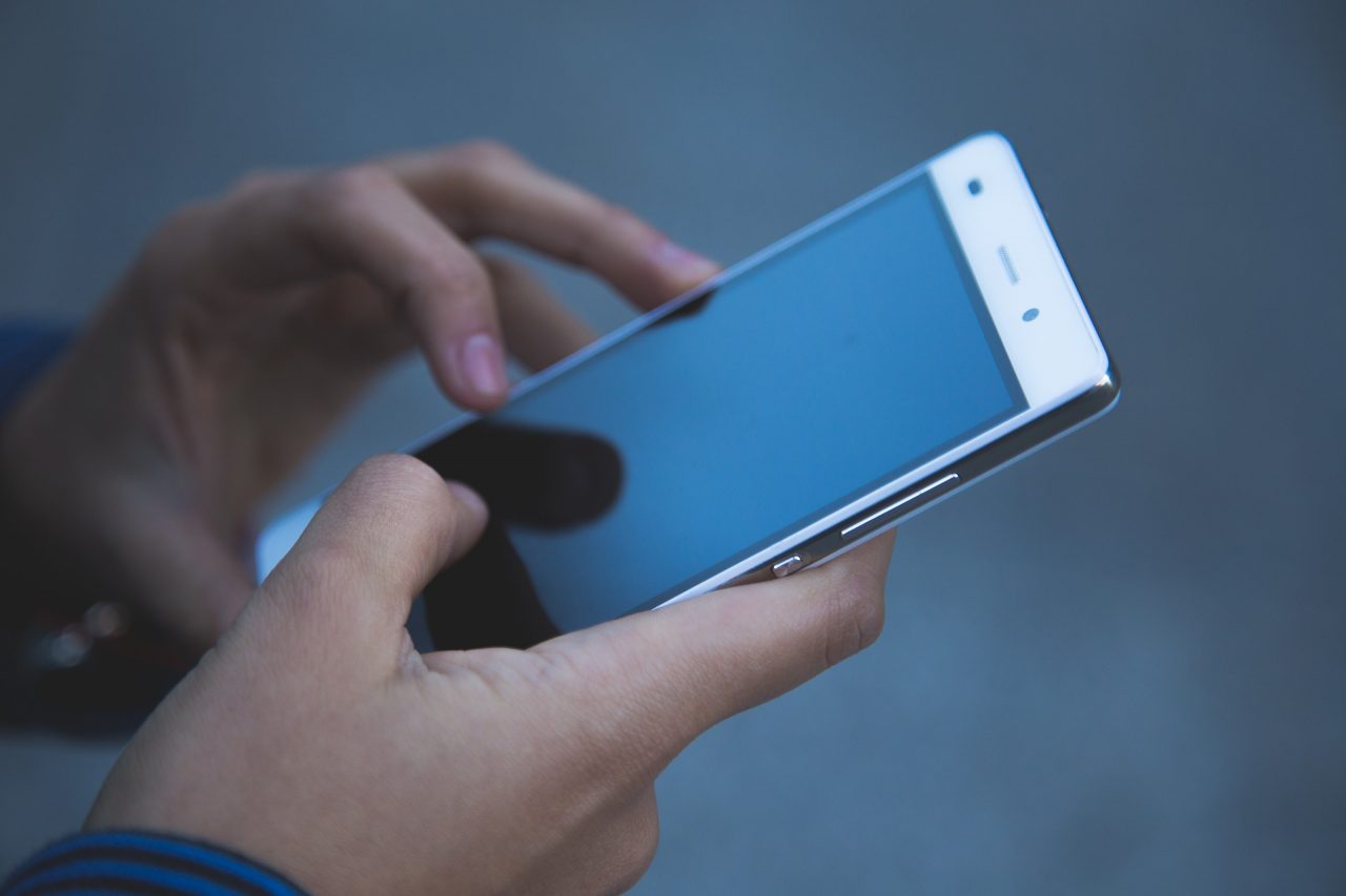 Revenge Porn ad Alessandria: minaccia la ex con le forbici e le ruba il telefonino, poi mette online sue foto e video hard