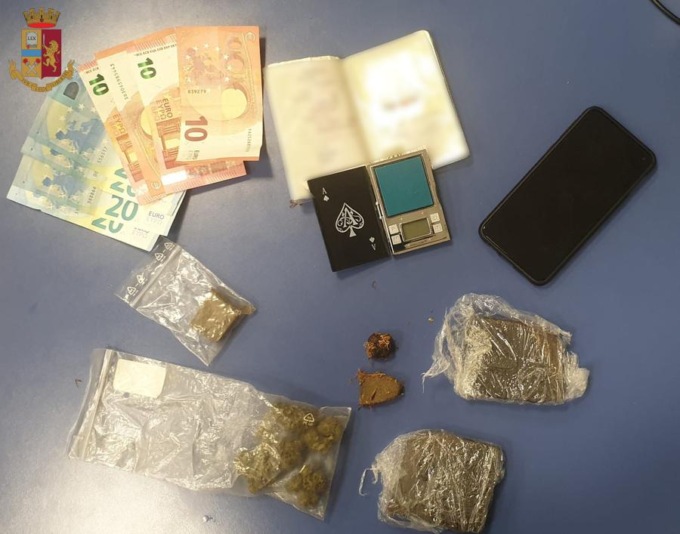 Genova: a spasso con la droga, denunciato