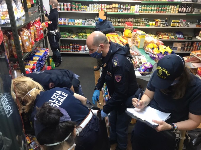 Torino: merce scaduta in un mini market