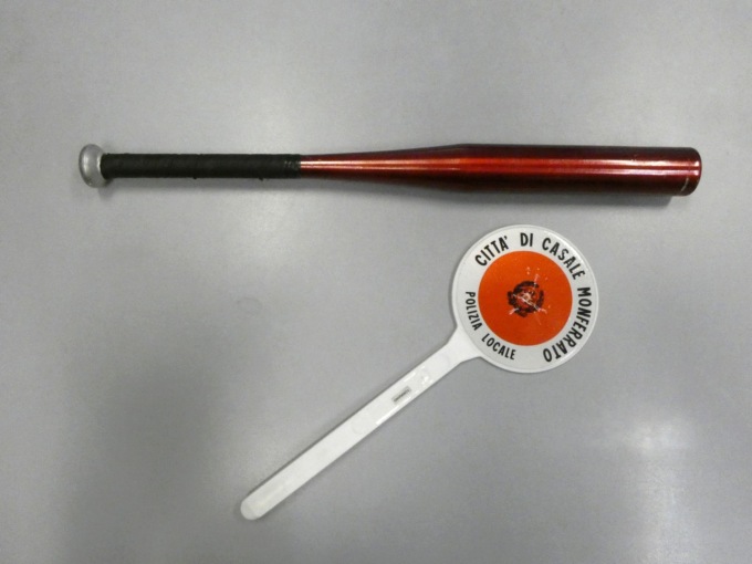 Casale Monferrato: Polizia locale ferma auto e trova mazza da baseball