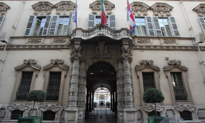 Striscione ambientalista sul palazzo della Regione a Torino