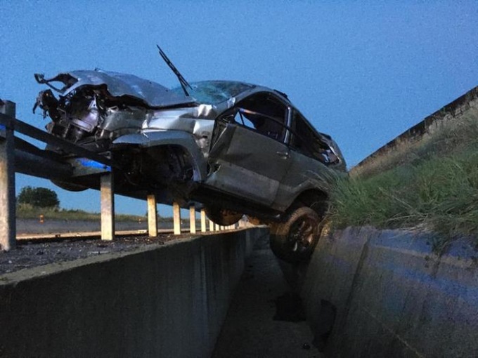 Auto in bilico tra strada e guardrail sulla Torino-Pinerolo