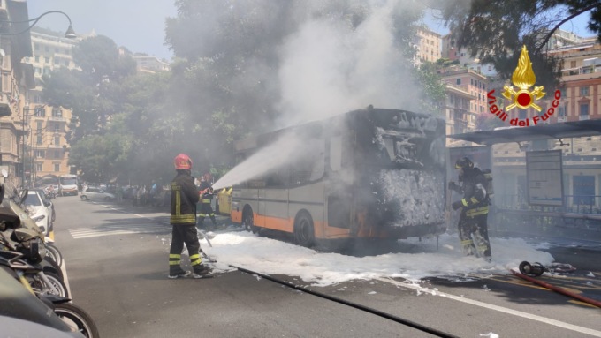Genova: a fuoco bus in corso Firenze, intervengono Vigili del Fuoco