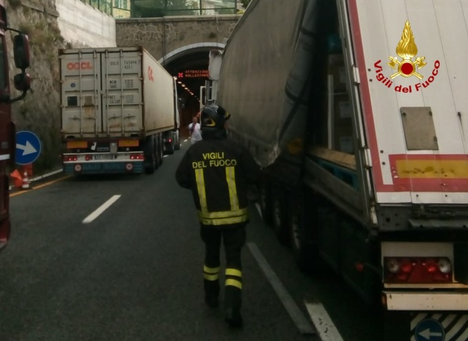 Incidente tra mezzi pesanti su A10 tra Arenzano e Voltri