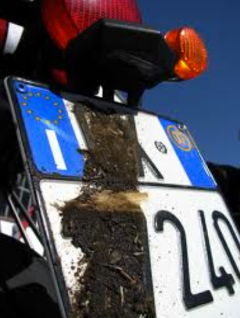 Acqui Terme: denunciato per oscuramento della targa