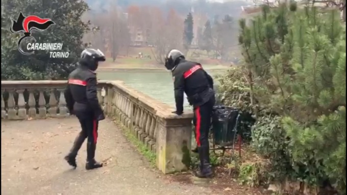 Torino: rapinato davanti a moglie e figli, due arresti