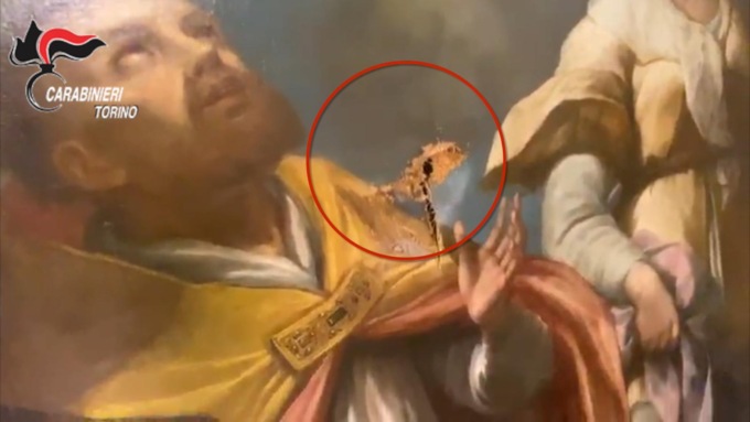 Chivasso: senzatetto entra in chiesa, danneggia quadro e ruba calici d’oro