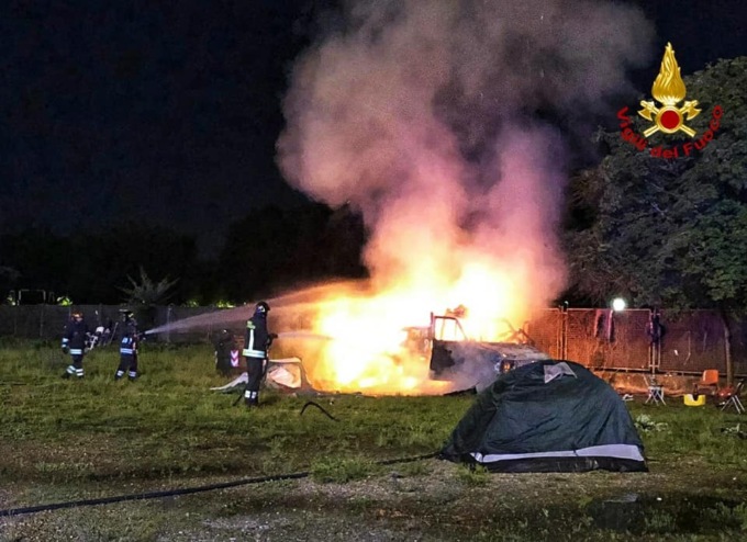 Torino, camper incendiati in piazza d’Armi