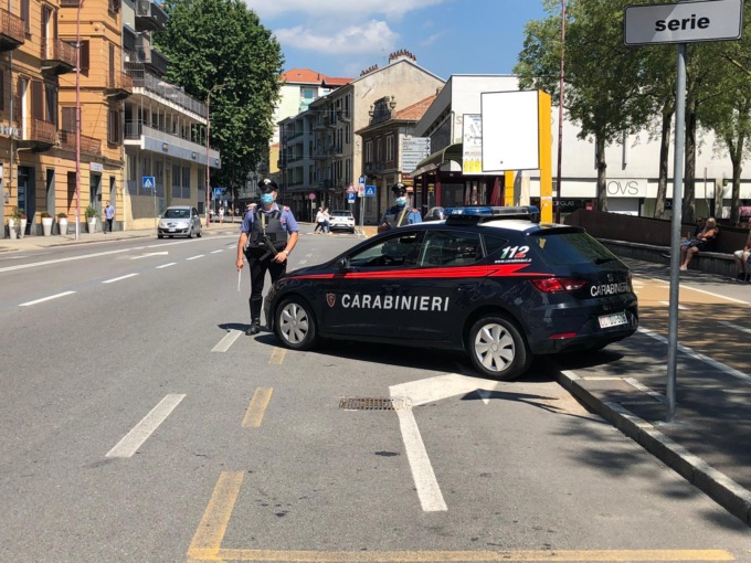 Asti, 40enne ferito da sparo da un’auto in corsa