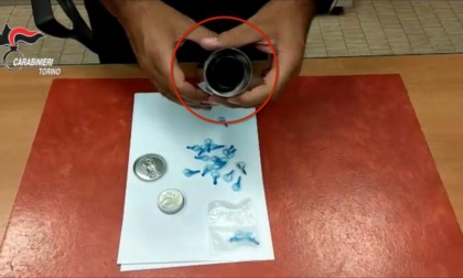 Torino, droga “a domicilio” in lattine di bevande, pacchi di alimenti e accendini