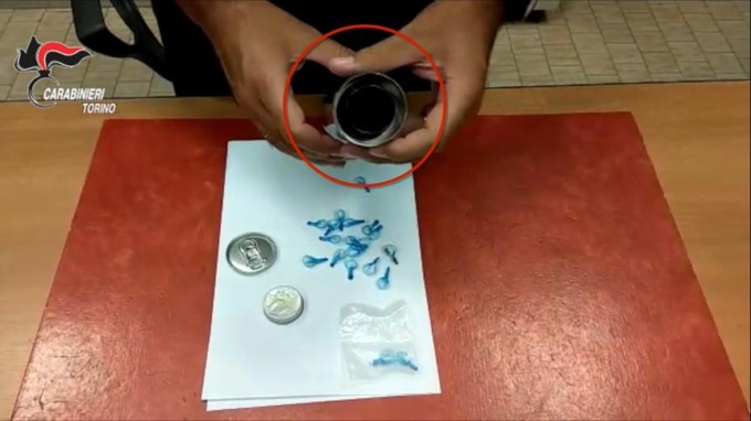 Torino, droga “a domicilio” in lattine di bevande, pacchi di alimenti e accendini