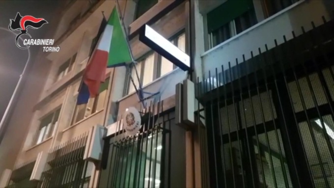 Torino: individuato rapinatore con due cicatrici decorative sul volto, arrestato dai carabinieri