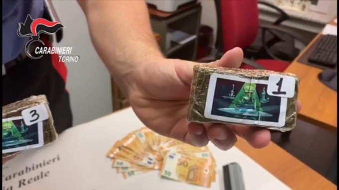 Torino: sequestrati 24 panetti di hashish con il logo di un alieno