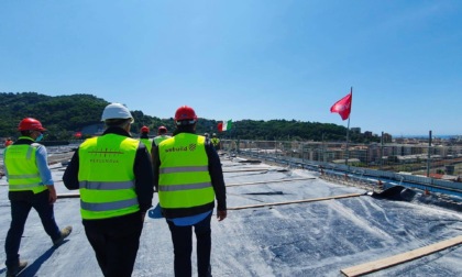 Nuovo ponte Genova: gettata la soletta, primi passi di Toti e Bucci sul ponte