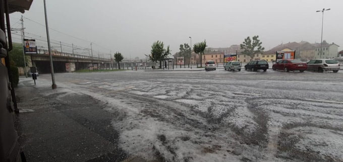 Disagi a Torino e cintura per la pioggia e la grandine fra incidenti, alberi caduti e strade chiuse