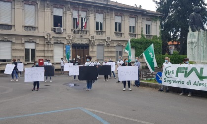La protesta degli infermieri di fronte all'ospedale di Tortona