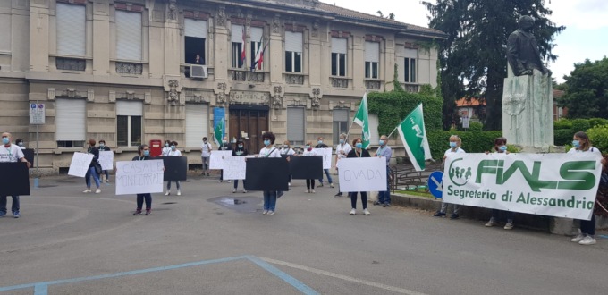 La protesta degli infermieri di fronte all’ospedale di Tortona