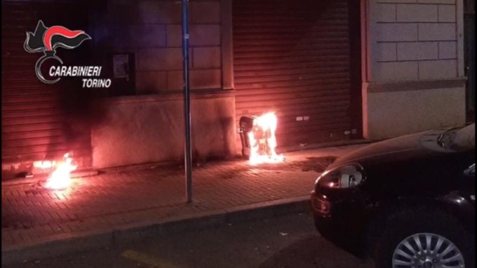 Nichelino: raid incendiario in negozio di frutta e verdura, 2 arresti