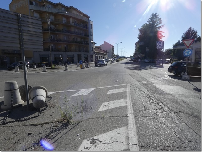 Casale Monferrato: perde controllo veicolo e abbatte dissuasori velocità