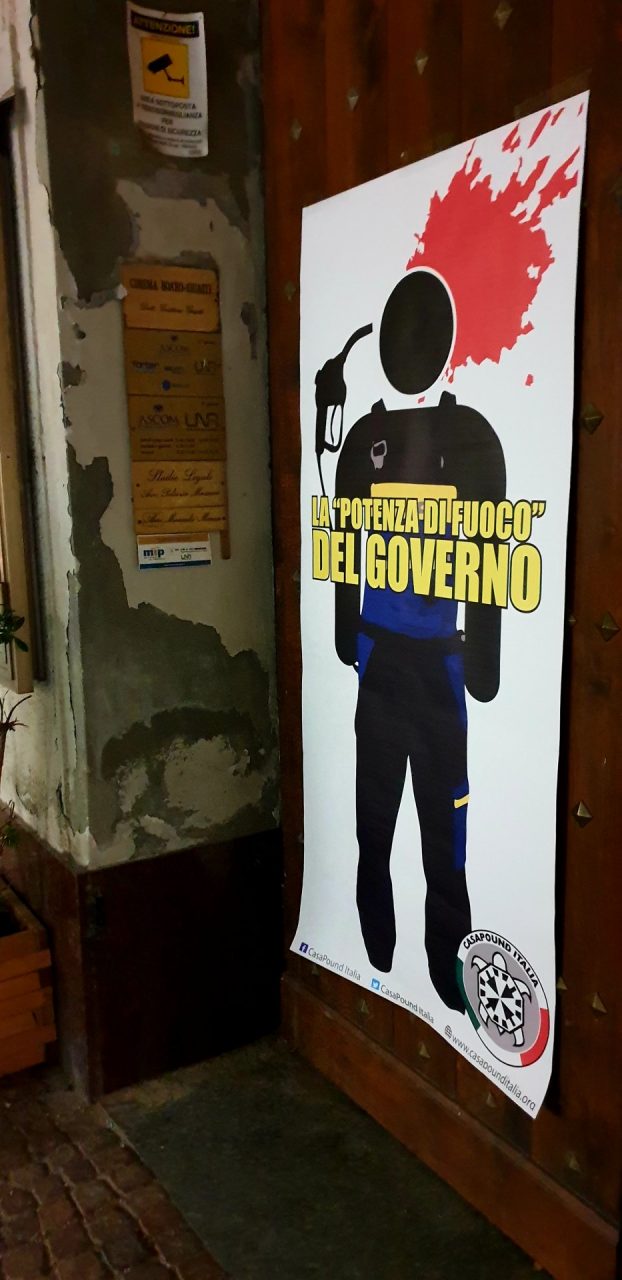Casapound solidale con i benzinai in crisi, volantini e cartonati a grandezza d’uomo| FOTO