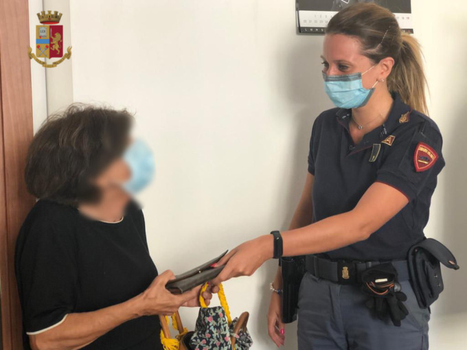 Genova: ruba portafoglio su autobus, arrestata