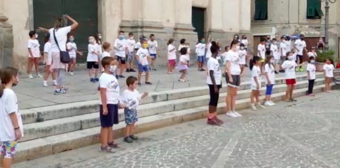 Ovada, flash mob anti Covid dei bambini dei centri estivi