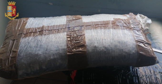 Torino: arrestato durante trasloco per possesso di droga