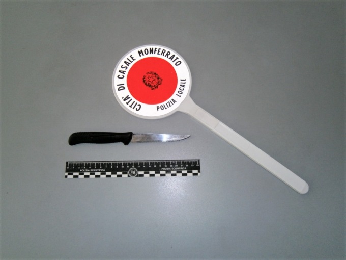 Casale M.to: barista minaccia giovani con un coltello, denunciato