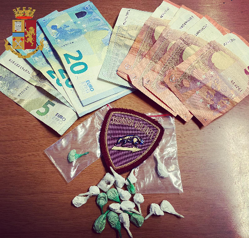 Torino: pusher colto sul fatto dai poliziotti della Squadra Volante