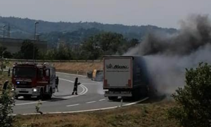 Ovada: camion prende fuoco nei pressi del casello