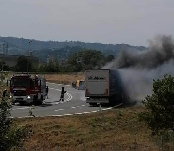 Ovada: camion prende fuoco nei pressi del casello