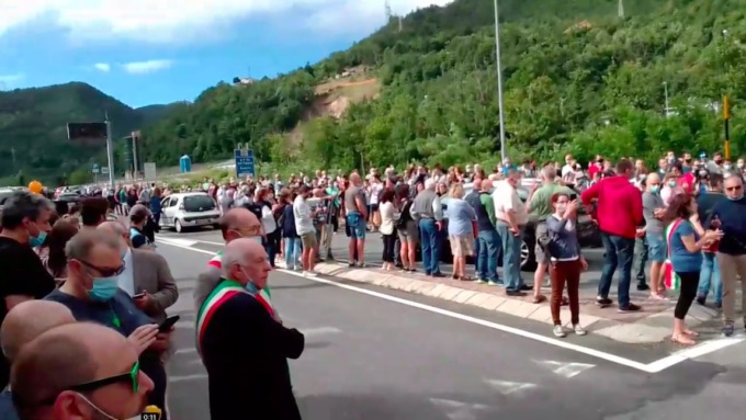 300 persone al presidio di protesta per la difficile viabilità della Valle Stura