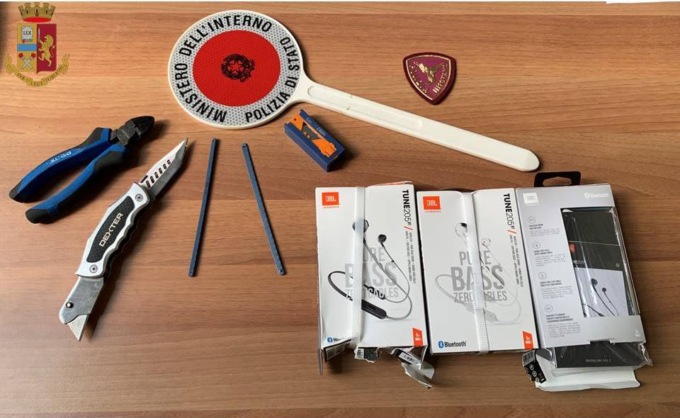 Torino: ruba auricolari in negozio della stazione Porta Nuova, arrestato