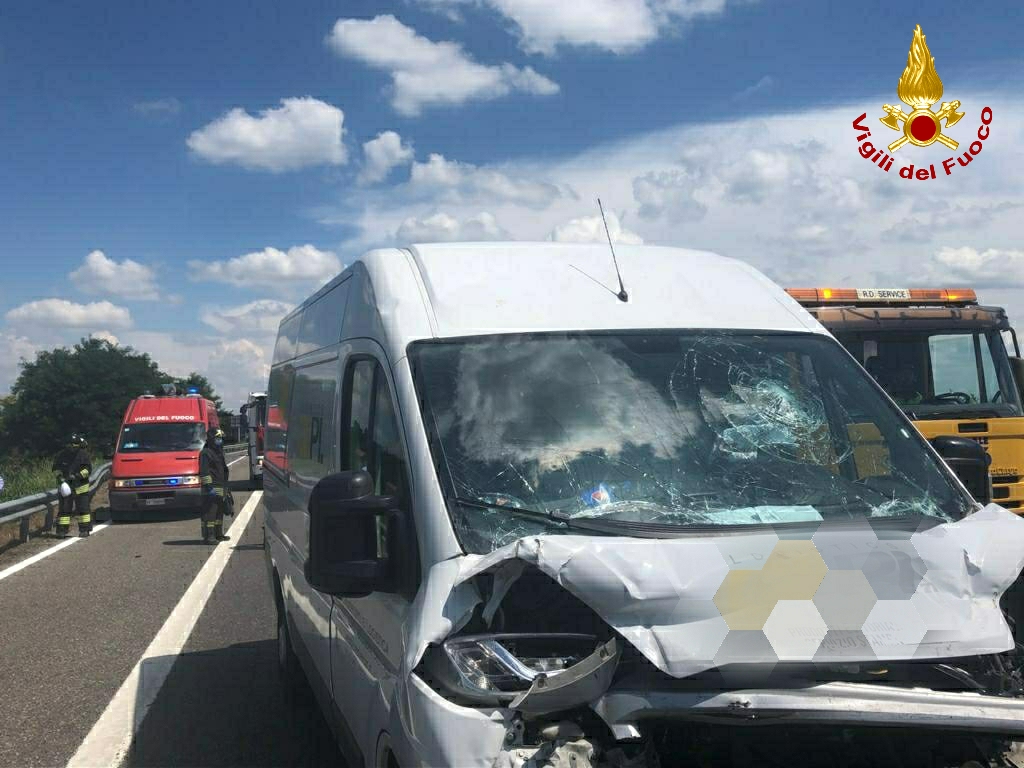 Incidente sulla A21, scontro fra furgone e camion