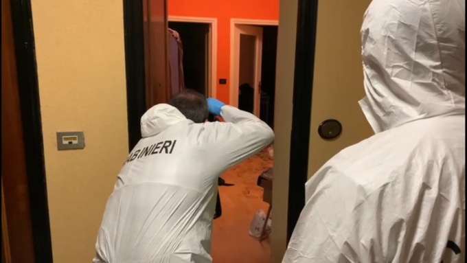 Collegno, uccide i genitori poi vaga per strada sporco di sangue