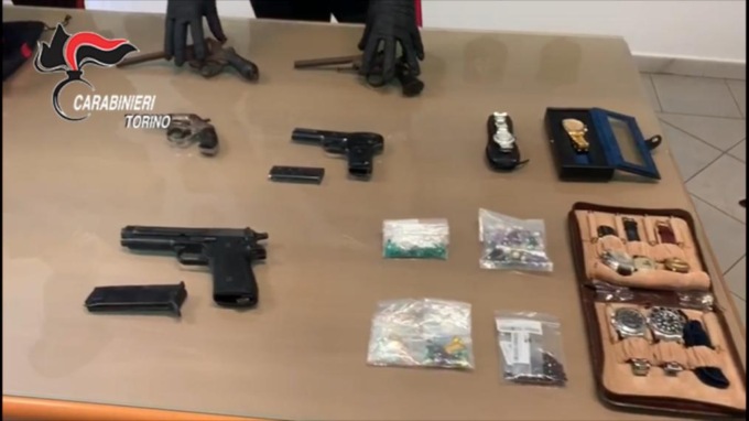 Pino Torinese, scoperto arsenale e bazar di articoli di lusso rubati