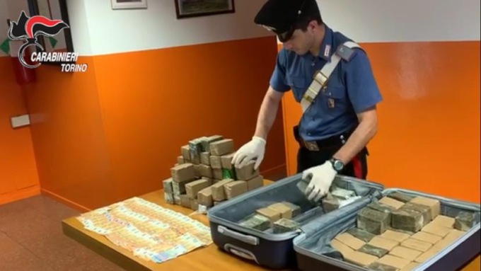 Torino: 50 kg di hashish in taxi, 3 arresti dei Carabinieri