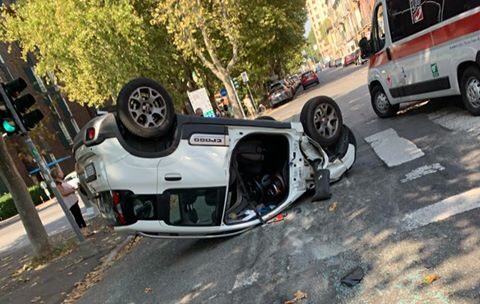 Automobile ribaltata in corso Teresio Borsalino ad Alessandria