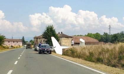 Aliante atterra a bordo strada tra Novi Ligure e Basaluzzo