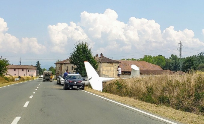 Aliante atterra a bordo strada tra Novi Ligure e Basaluzzo