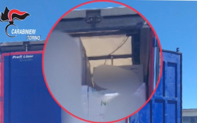 Torino, camionista trova due ragazzini nascosti nel suo tir